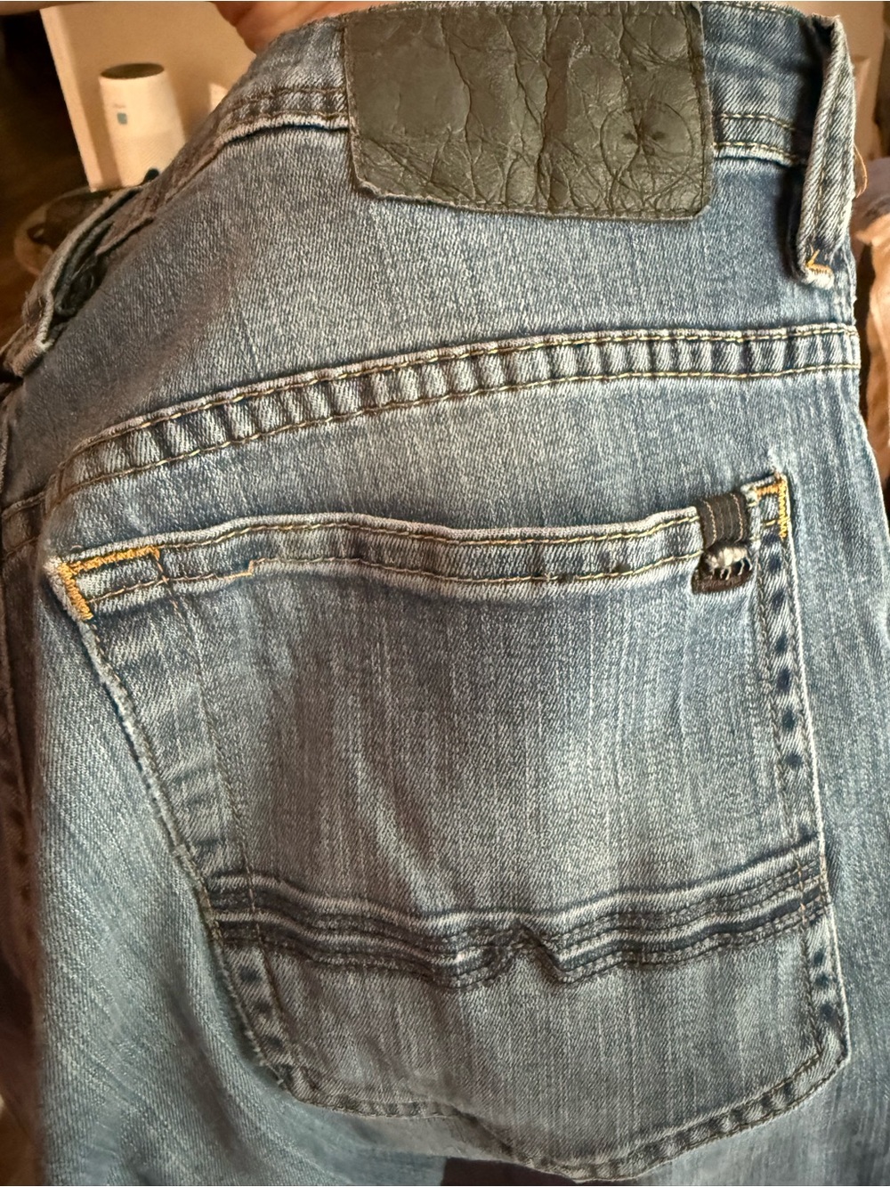 Buckle Men's Straight Jeans in Light Blue Wash